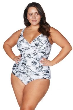 One Pieces Maluridae Black Delacroix One Piece