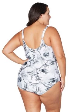 One Pieces Maluridae Black Delacroix One Piece